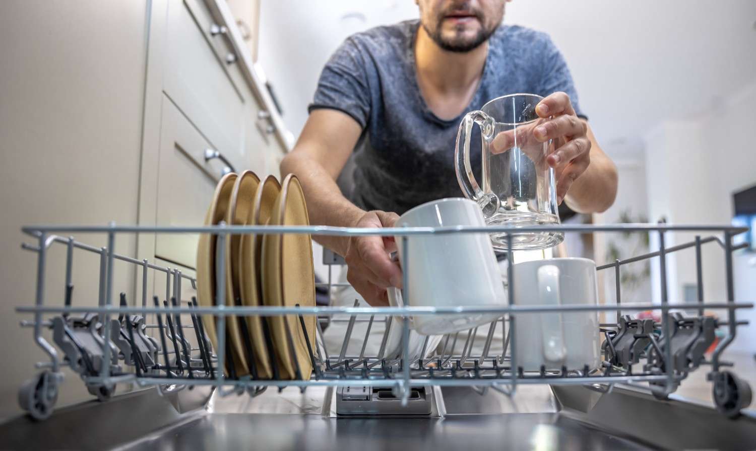 Step-by-step guide showing how to deep clean a dishwasher using vinegar and baking soda.